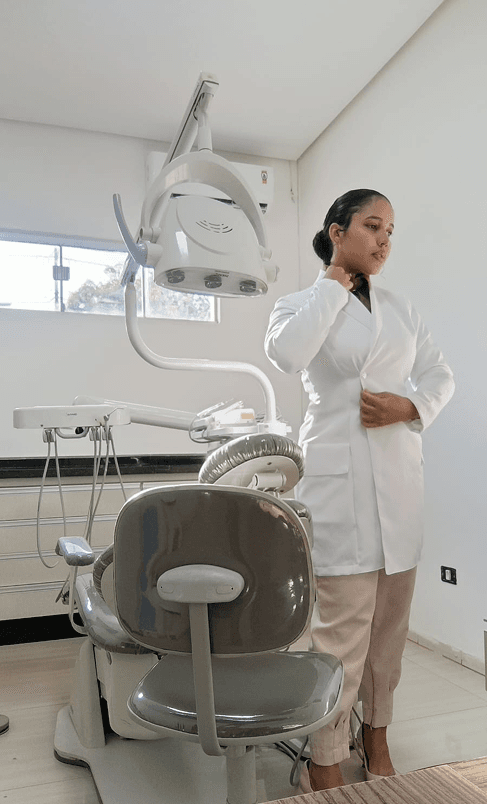 Foto lateral da Dra. Lhoreny